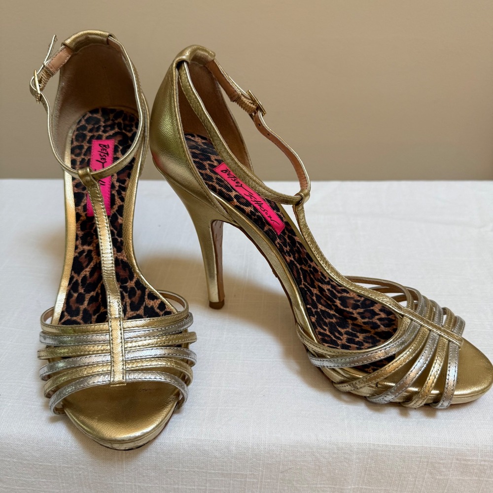 Betsey Johnson Stiletto Sandals 6M Gold Metallic T-Strap wedding formal gala - Picture 15 of 15